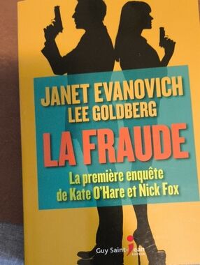 La Fraude by Janet Evanovich & Lee Goldberg - Yellow/Teal Cover